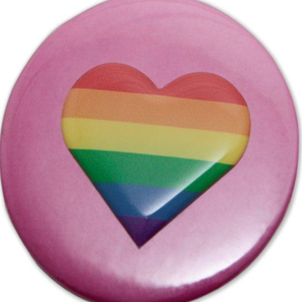 ORGULLO - CHICAS CON INSIGNIA DE ORGULLO