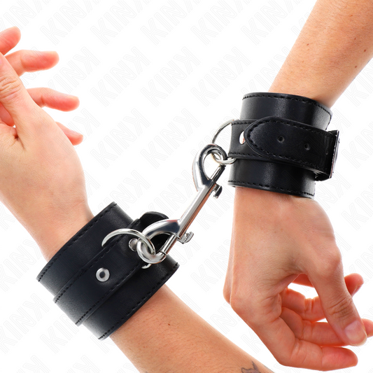 KINK - WRIST CUFF - SINGLE ROW OF STUD AND LARGE BUCKLE BLACK ADJUSTABLE 17-28 CM X 5 CM
