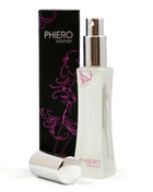 Eine elegante transparente glasflasche von 500 cosmetics piero frau parfum mit silver spray und rosa blumendesign