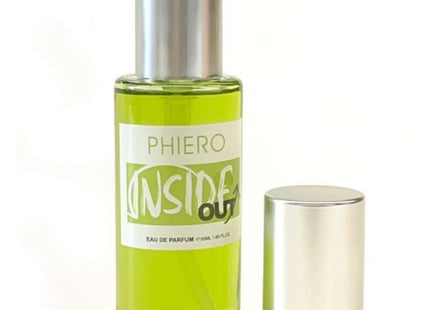 Ein schlanker transparenter glasflakon mit silberner sprühkappe enthält grünes phiero inside out parfum für männer