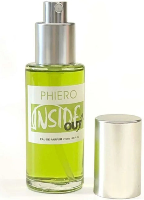 Ein schlanker transparenter glasflakon mit silberner sprühkappe enthält grünes phiero inside out parfum für männer