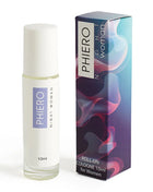 Weiße zylindrische roll-on-parfumflasche phiero nacht frau 10ml mit klarem glas und weißem verschluss neben bunter verpackung