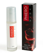 Ein schlanker weißer roll-on cologne flakon mit silberkappe und roter markierung phiero night man 10ml neben schwarzer box mit roten abstrakten wirbeln