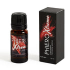 Schwarze glasflasche mit schwarzem geriffeltemverschluss und rotem spritzdesign phiero xtreme pheromonkonzentrat für männer