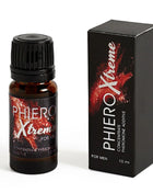 Schwarze glasflasche mit schwarzem geriffeltemverschluss und rotem spritzdesign phiero xtreme pheromonkonzentrat für männer