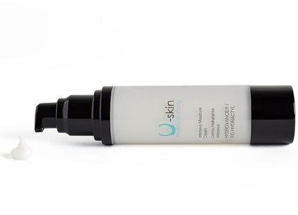Ein schlanker, transluzenter weißer pumpflakon der u-skin advanced moisture cream mit schwarzem deckel für tätowierte haut