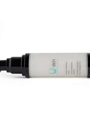 Ein schlanker, transluzenter weißer pumpflakon der u-skin advanced moisture cream mit schwarzem deckel für tätowierte haut