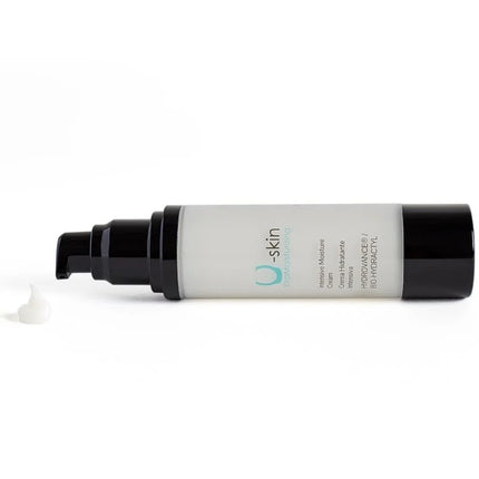 Ein schlanker, transluzenter weißer pumpflakon der u-skin advanced moisture cream mit schwarzem deckel für tätowierte haut