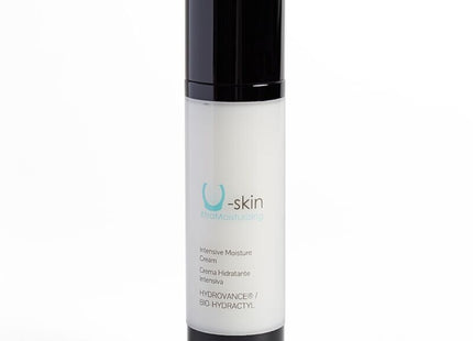 Ein elegantes transparentes flaschenfläschchen mit schwarzem deckel und boden enthält u-skin intensive feuchtigkeitscreme für tätowierte haut