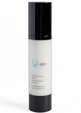Ein elegantes transparentes flaschenfläschchen mit schwarzem deckel und boden enthält u-skin intensive feuchtigkeitscreme für tätowierte haut
