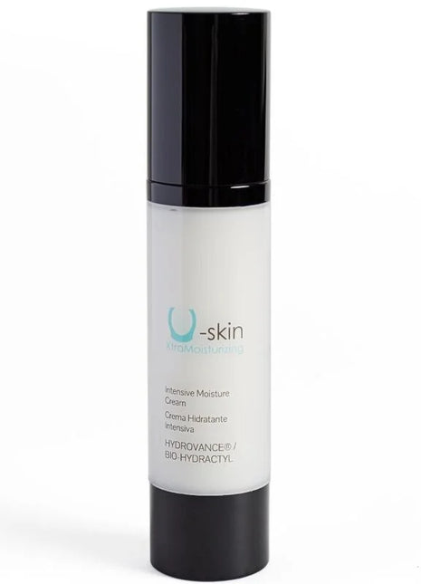 Ein elegantes transparentes flaschenfläschchen mit schwarzem deckel und boden enthält u-skin intensive feuchtigkeitscreme für tätowierte haut