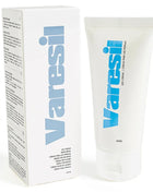 Weiße tube varesi beincreme 60ml mit elegantem design und kräftigem blauem branding für varizenpflege