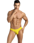 Neon-gelbe briefs aus der tokio string kollektion von anais men für einen auffälligen sommerlook