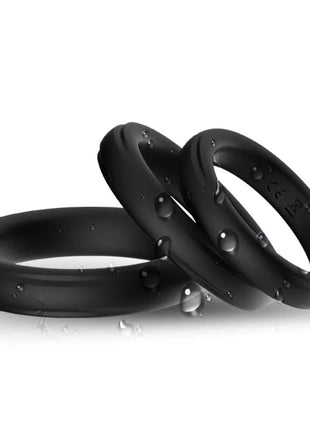Schwarze silikonringe harmony dreifacher silikonring leuchtend mit glatter textur und kleinen wassertropfen