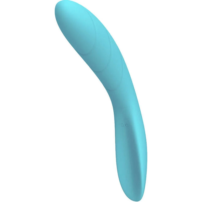 Ein leichter blauer silikonvibrator mit glattem, gebogenem design und dezenten strukturierten rillen von Armony Elizabeth Blauer