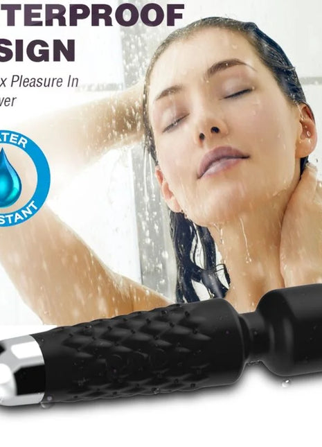Schwarzer und silberner wasserfester postman massager und vibrator mit strukturierter griffoberfläche