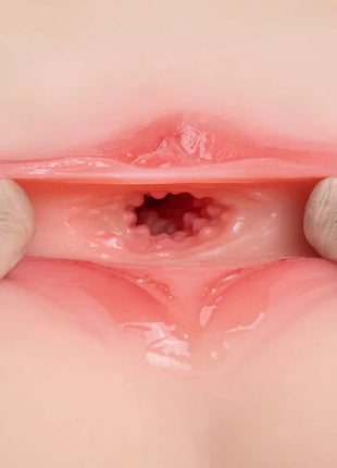 Pink silikon analplug mit strukturierter innenfläche und glatter außenfläche im armony realistischen weiblichen torsomodell
