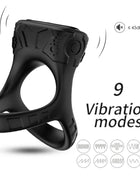 Schwarzer silikonring armory mit texturierten zahnradmustern und runder öffnung als ringvibrator und multiposition