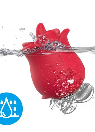 Armony rosa vibrator rot aus silikon in rosenform mit glänzendem finish teilweise in wasser getaucht