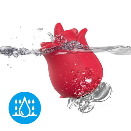 Armony rosa vibrator rot aus silikon in rosenform mit glänzendem finish teilweise in wasser getaucht