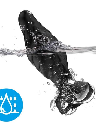 Schwarzes silikonspielzeug armoNY vibrator und analplug mit strukturierter oberfläche und abgerundetem spitzenteil teilweise im wasser