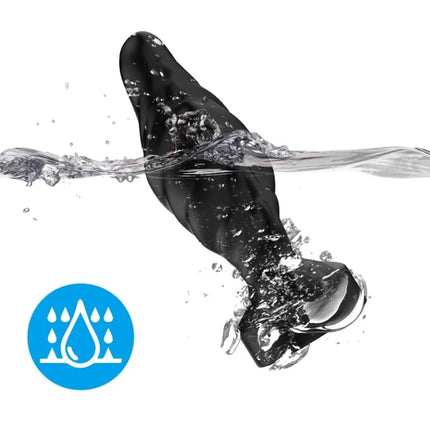 Schwarzes silikonspielzeug armoNY vibrator und analplug mit strukturierter oberfläche und abgerundetem spitzenteil teilweise im wasser