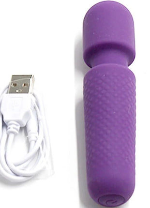 Lila silikonummantelter vibrating wand mit strukturierter griffzone und usb ladekabel armeny magic massager