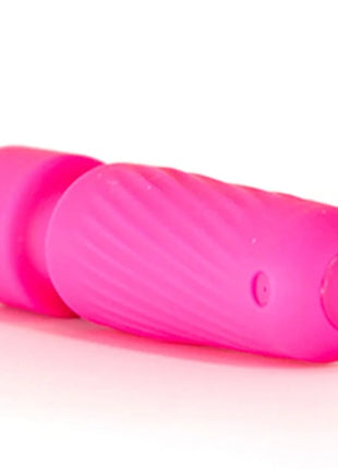 Armonys wiederaufladbarer rosa silikon massagestab mit 10 vibrationen und geriffelter textur sowie kreisförmigem powerbutton