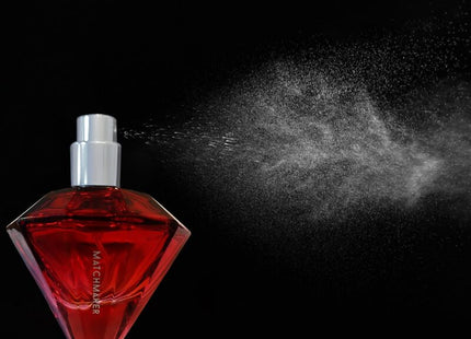 Ein lebendiges rotes diamantenförmiges pheromonparfüm matchmaker mit silberner sprühdüse 30 ml