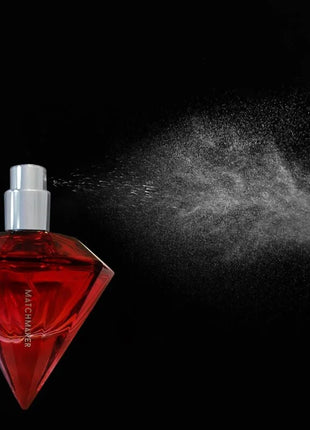 Ein lebendiges rotes diamantenförmiges pheromonparfüm matchmaker mit silberner sprühdüse 30 ml