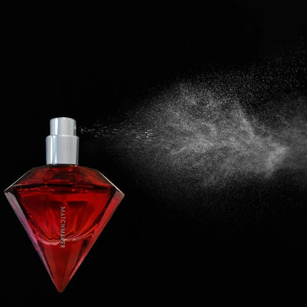 Ein lebendiges rotes diamantenförmiges pheromonparfüm matchmaker mit silberner sprühdüse 30 ml
