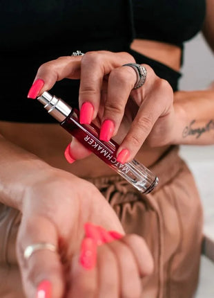 Ein eleganter transparenter glas-flakon mit silberner sprühdüse und schwarzer matchmaker-markierung für pheromon-parfum