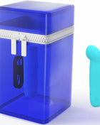 Blauer silikon-vibrator bcute curve infinite mit weißem reißverschluss in blauem durchscheinendem plastikbox und teal spielzeug
