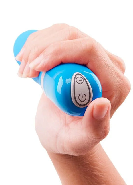 Blauer b swish bdesired deluxe curve handvibrator aus kunststoff mit power- und modustasten auf silberner ovaler folie