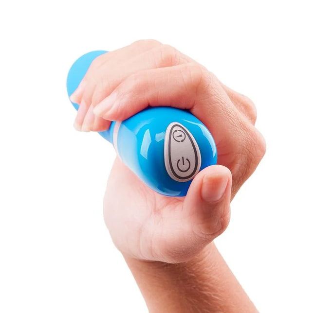 Blauer b swish bdesired deluxe curve handvibrator aus kunststoff mit power- und modustasten auf silberner ovaler folie