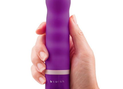 Lila silikonvibrator mit silbernem akzentband und steuerung von b swish model b desired deluxe pearl royal flieder