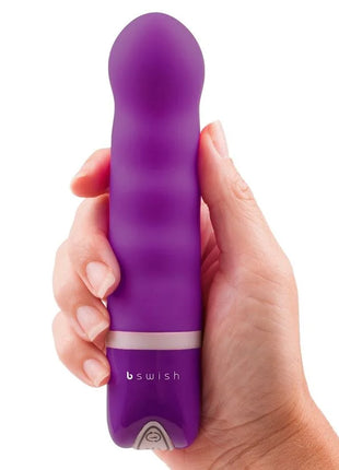 Lila silikonvibrator mit silbernem akzentband und steuerung von b swish model b desired deluxe pearl royal flieder