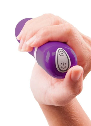 Purple silikon-vibrationsspielzeug b swish bdesired deluxe pearl royal flieder mit glatter glänzender oberfläche und silbernen steuerknöpfen