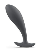 Dunkelgrauer silikon analplug mit glatten ergonomischen konturen und rundem ansatz von b swish slate