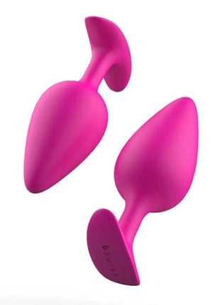 Vibrante pinke silikon prostata plug mit glattem design und herzförmiger basis von B swish basic plus magenta