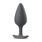 Ein schlanker, matter grauer silikon-prostatastecker b swish bfilled basic plus mit glattem, konischem design und stabilem grundfuß