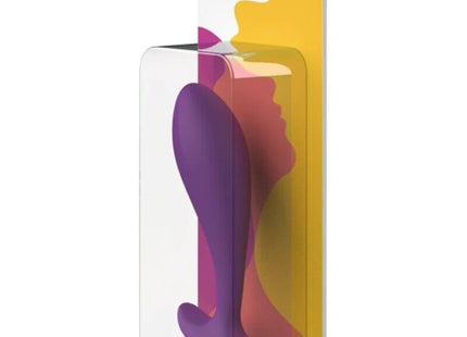 Lila silikon-prostatstecker b swish bfille basic in transparenter verpackung vor buntem abstraktem hintergrund