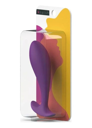 Lila silikon-prostatstecker b swish bfille basic in transparenter verpackung vor buntem abstraktem hintergrund