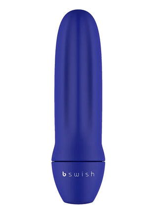 Ein elegantes royalblaues bswish vibratorspielzeug mit glatter, glänzender oberfläche und dezenten vertikalen rillen