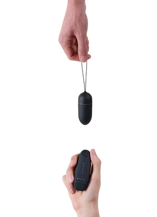 B swish - b naughty classic unleashed schwarzer silikon-ei-förmiger persönlicher massager mit fernbedienung