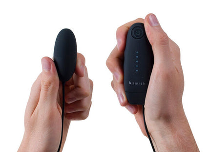 Schwarzes b swish bnougthy classic vibrierendes ei mit passender fernbedienung aus silikon