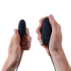 Schwarzes b swish bnougthy classic vibrierendes ei mit passender fernbedienung aus silikon