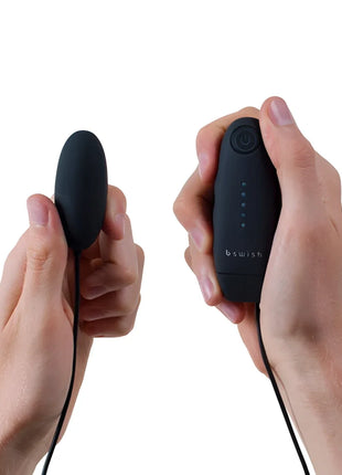 Schwarzes b swish bnougthy classic vibrierendes ei mit passender fernbedienung aus silikon