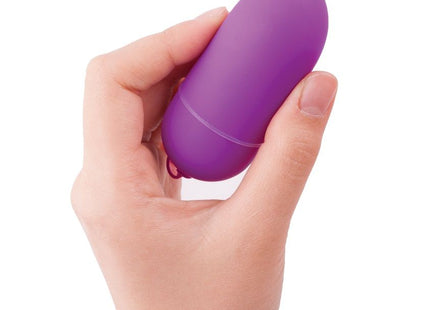 Lila silikon eiförmiger vibrator in der hand gehalten von b swish bnaaughty unleashed klassische fliederfernbedienung