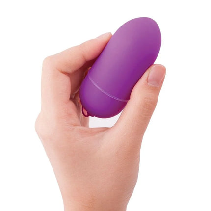 Lila silikon eiförmiger vibrator in der hand gehalten von b swish bnaaughty unleashed klassische fliederfernbedienung